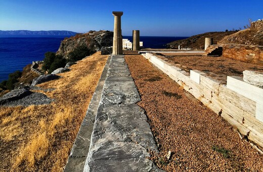 Πεζοπορία προς την ακρόπολη της αρχαίας Καρθαίας στην Τζια