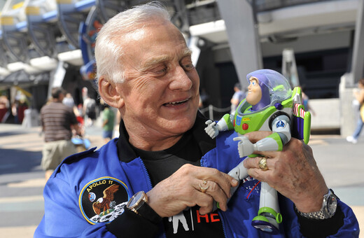 Ο θρυλικός αστροναύτης Μπαζ Όλντριν βγάζει δημοπρασία ρούχα και προσωπικά του αντικείμενα