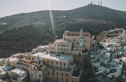 CHECK ΤΕΤΑΡΤΗ Μια βόλτα στον μεσαιωνικό οικισμό της Άνω Σύρου 