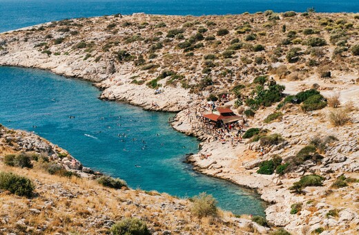 Τα κλασικά της παραλιακής: Εστιατόρια, μπαρ, ζαχαροπλαστεία και τρία θερινά που δεν τα έχει αγγίξει ο χρόνος