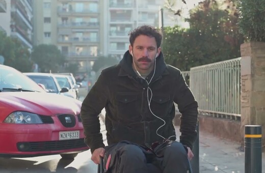 «Σε έχουν δυσκολέψει ποτέ;»: Ο Αντώνης Τσαπατάκης προσπαθεί (μάταια) να κινηθεί με αναπηρικό αμαξίδιο