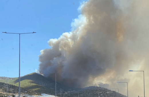 Φωτιά στη Νέα Πέραμο - Κινητοποίηση της Πυροσβεστικής