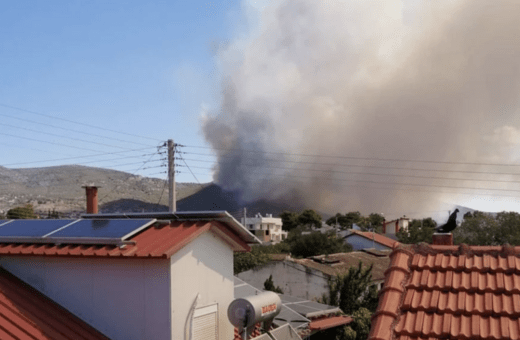 Φωτιά στη Νέα Πέραμο: Μήνυμα 112 για εκκένωση οικισμού - Κλειστή η Ολυμπία Οδός 