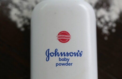 Η Johnson & Johnson θα διακόψει την πούδρα με ταλκ από το 2023 μετά τις μηνύσεις για αμίαντο