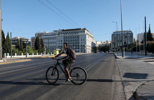 Δεκαπενταύγουστος στην άδεια Αθήνα: Έρημη πόλη θυμίζουν δρόμοι και πλατείες