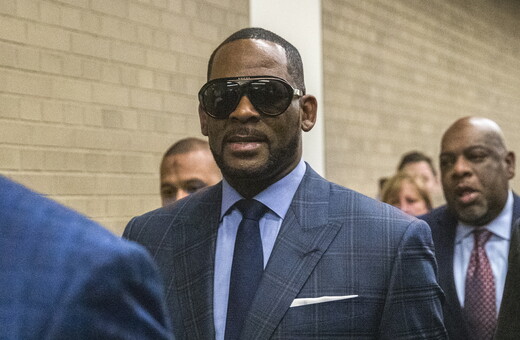 Αποκαλυπτική μαρτυρία στη δίκη του R. Kelly: «Κάναμε σεξ εκατοντάδες φορές πριν γίνω 18 ετών»