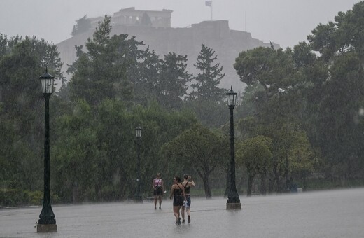 Κακοκαιρία- Αττική: Έκλεισαν δρόμοι, έπεσαν δέντρα- Επιδείνωση αύριο και μεθαύριο