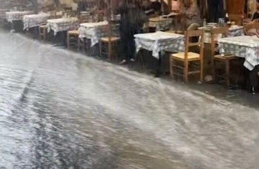 «Ποτάμια» τα στενά στο Μοναστηράκι κατά τη χθεσινή καταιγίδα - Το βίντεο τουρίστριας
