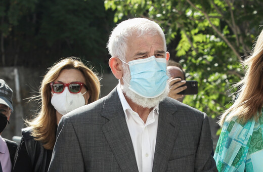 Ο Πέτρος Φιλιππίδης με μάσκα στο δικαστήριο