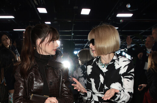 Η Αν Χάθαγουεϊ πήγε στη NYFW αλά «Devil Wears Prada», κάθισε με την Άννα Γουίντουρ και γυρίσαμε 17 χρόνια πίσω