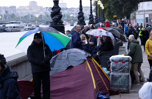 Με σκηνές και καρεκλάκια: Ουρές χιλιομέτρων για το τελευταίο «αντίο» στη βασίλισσα Ελισάβετ