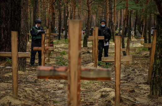 Ομαδικός τάφος στην Ουκρανία: «Υπάρχουν νεκροί με τα χέρια δεμένα πίσω στην πλάτη»