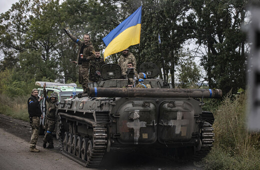 Ουκρανοί στρατιώτες σε τανκ