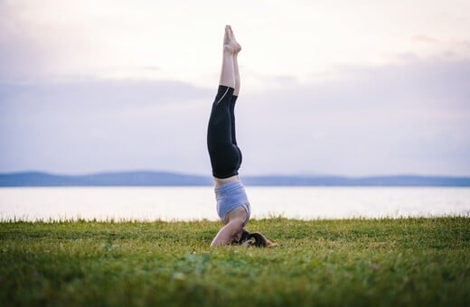 Γιόγκα: To headstand δεν είναι για όλους- Τι πρέπει να ξέρετε πριν το δοκιμάσετε