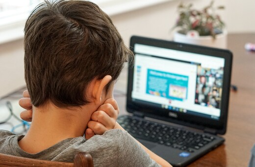 Τα παιδιά δημοτικού χάνουν «μια νύχτα ύπνου την εβδομάδα» καθώς σερφάρουν στα social media