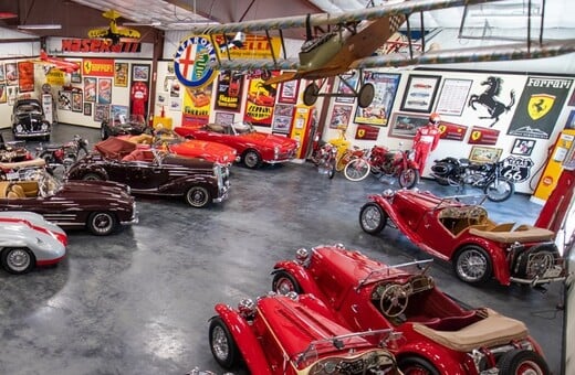 Στο «σφυρί» πάνω από 120 θρυλικά vintage αυτοκίνητα - Corvette, Ferrari και Jaguar ανάμεσά τους