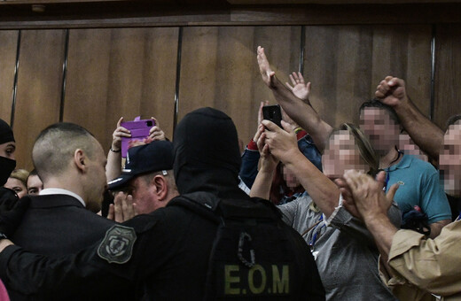 Δίκη Χρυσής Αυγής: Ναζιστικοί χαιρετισμοί μέσα στην αίθουσα από οπαδούς του Κασιδιάρη
