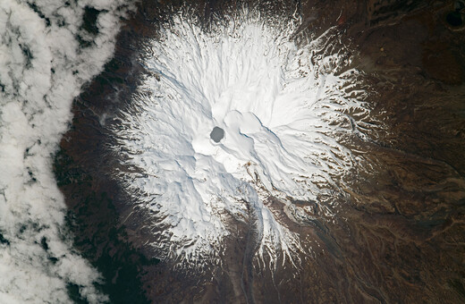 «Mount Doom»: Πώς φαίνεται το χιονισμένο ηφαίστειο του «Άρχοντα των Δαχτυλιδιών» από το διάστημα