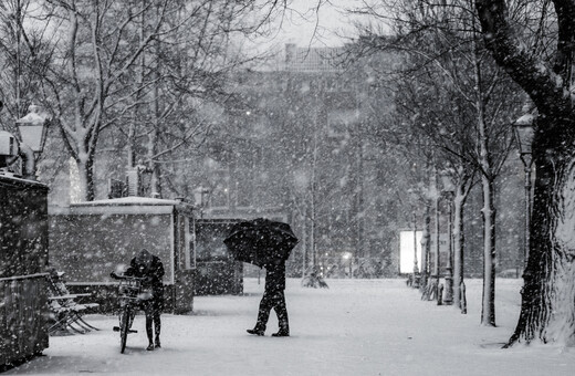 Άνδρας με ομπρέλα στο χιόνι