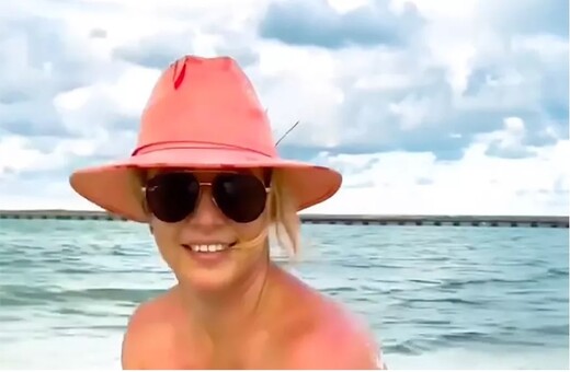 Η Μπρίτνεϊ Σπίαρας επέστρεψε με νέο (αμήχανο) βίντεο: Κουρεύτηκε και κυλιέται γυμνή στην άμμο