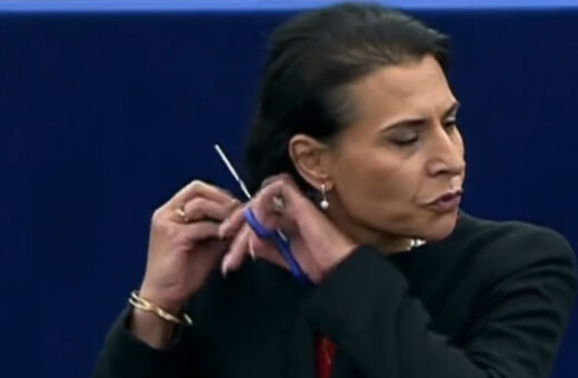 Σουηδή ευρωβουλευτής έκοψε τα μαλλιά της στη διάρκεια ομιλίας στο Στρασβούργο