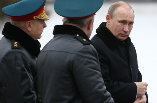 Ο Βλαντίμιρ Πούτιν κοιτά στρατιωτικούς