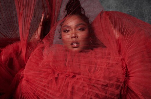 Η Lizzo απαντά στο body shaming του Κάνιε Γουέστ: «Κοιτάω τη χοντρή, μαύρη, ωραία δουλειά μου»