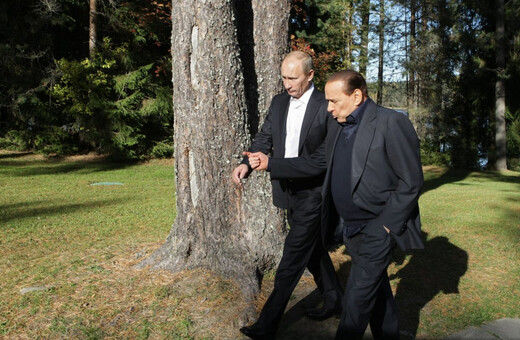 Ο Πούτιν και ο Μπερλουσκόνι περπατούν σε δάσος