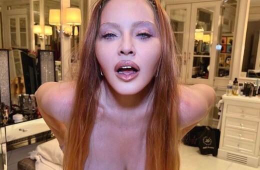 Η Μαντόνα «έπαθε» Μπρίτνεϊ: Ποζάρει τόπλες στο Instagram με emoji στο στήθος κι οι φανς απορούν