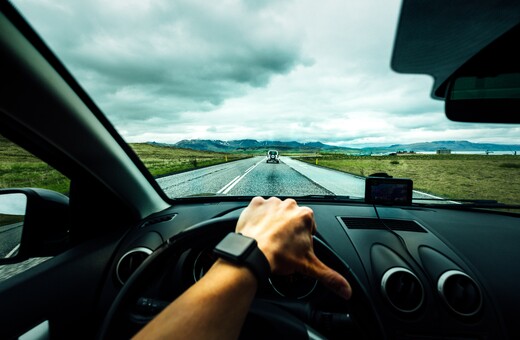 Άλλαξε η ώρα: Πώς επηρεάζει την οδήγηση και γιατί δεν «κερδίζουμε» μια ώρα ύπνου