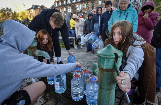 Πόλεμος στην Ουκρανία: Ουρές για μερικά μπουκάλια νερό κάνουν οι κάτοικοι του Κιέβου - Μετά τις ρωσικές επιδρομές 