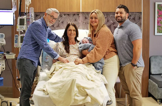 ΗΠΑ: 56χρονη γιαγιά γέννησε το μωρό του γιου και της νύφης της - «Ευγνωμοσύνη και λύπη για τον αποχωρισμό»