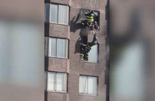 Η στιγμή που πυροσβέστες σώζουν γυναίκα, από φλεγόμενο διαμέρισμα του 20ου ορόφου- Κρεμόταν από το παράθυρο