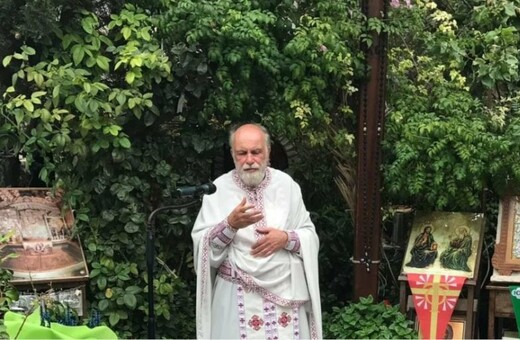 Άγιοι Ισίδωροι: Επέστρεψε στη λειτουργία ο πατέρας Δημήτριος Λουπασάκης – Παρά τις αντιδράσεις για «ψευτοθαύματα»