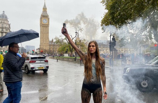 Λονδίνο: Ακτιβίστρια διαμαρτύρεται για τη διάσωση των πτηνών σχεδόν γυμνή- Μόνο με body painting 