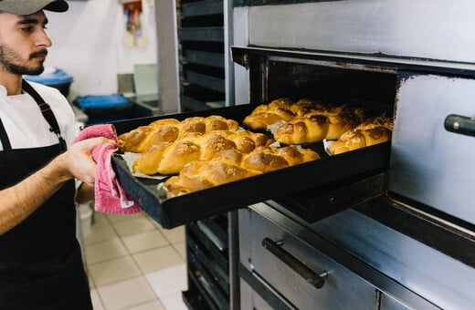 Μυρωδάτο τσουρέκι, βασιλόπιτα όλο τον χρόνο και πολίτικες γεύσεις στο Πελίτ