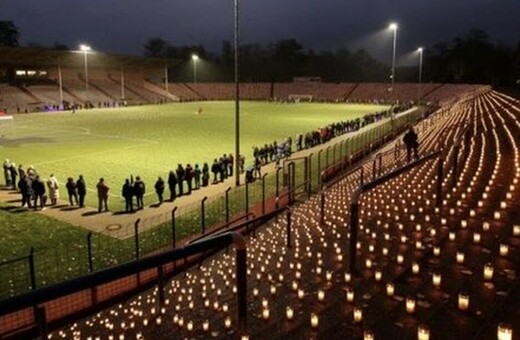 Γήπεδο στη Γερμανία φωταγωγήθηκε με 20.000 κεριά στη μνήμη των νεκρών εργατών του Κατάρ