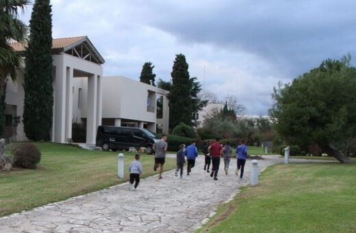 Καλαμάτα: Κατασχέθηκαν λογιστικά βιβλία και περίστροφο σε δομή της «Κιβωτού του Κόσμου»