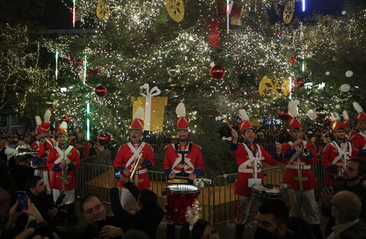 Η Αθήνα «ντύθηκε» στα γιορτινά της- Live η φωταγώγηση του χριστουγεννιάτικου δέντρου στην πλατεία Συντάγματος