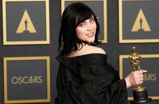 Billie Eilish: Το να μεγαλώνεις στο επίκεντρο της δημοσιότητας ήταν «τραυματική εμπειρία»