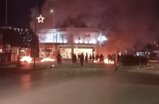 Νύχτα επεισοδίων: Πυρπόλησαν κατάστημα ελαστικών στον Ασπρόπυργο- Σκάγια σε πυροσβεστικό 