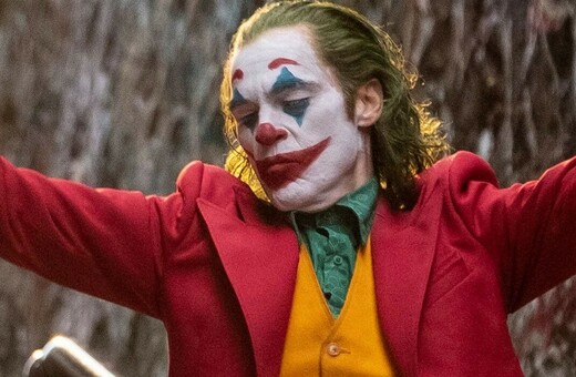 «Joker: Folie à Deux»: Πρώτη ματιά στα γυρίσματα - Ο Φίνιξ γυμνόστηθος, να τον ξυρίζουν