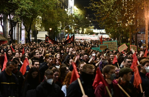 Μαζικές πορείες σε Αθήνα και Θεσσαλονίκη για τον θάνατο του 16χρονου Κώστα Φραγκούλη