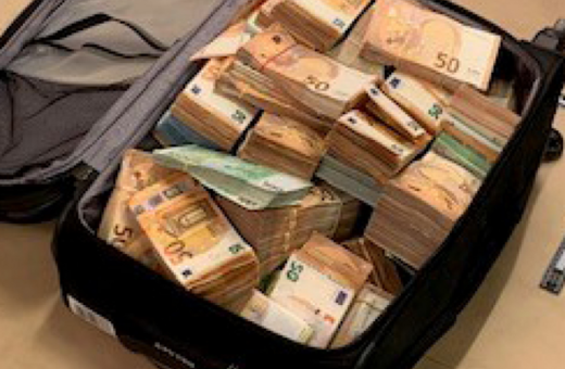 Λεφτά σε βαλίτσα