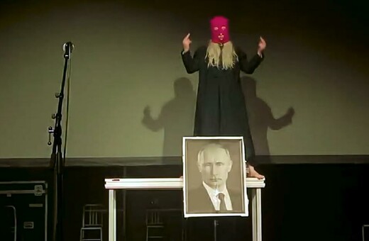 Νέο τραγούδι από τις Pussy Riot με επίθεση κατά του Πούτιν – «Μαμά, είμαι αιχμάλωτος, μη βλέπεις τηλεόραση»