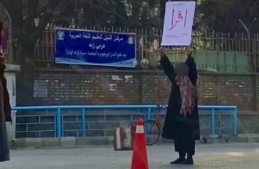 Αφγανιστάν: 18χρονη διαδηλώνει μόνη της κατά της απαγόρευσης των Ταλιμπαν για την εκπαίδευση των γυναικών- Έγραψε μία μόνο λέξη