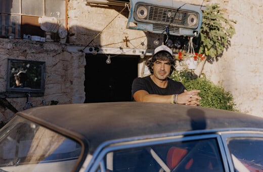 Σε έναν παλιό στάβλο στο Κορωπί, γεμάτο με κλασικές μοτοσυκλέτες και αυτοκίνητα που σώθηκαν