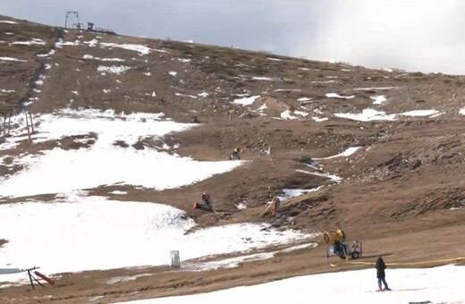 Καϊμακτσαλάν: Με τεχνητό χιόνι προσπαθούν να φτιάξουν μικρές πίστες οι υπεύθυνοι του χιονοδρομικού