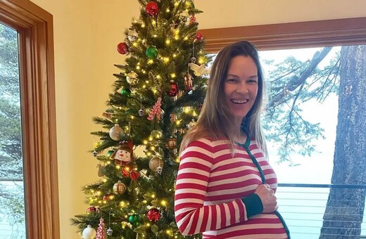 Η Χίλαρι Σουάνκ ήταν έγκυος στο «Alaska Daily»- Το κόλπο για να κρύβει την κοιλιά της