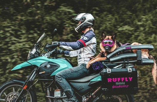 H γυναίκα που κάνει το γύρο του κόσμου με μια μοτοσικλέτα και το σκύλο της - «Ζεις την εμπειρία διπλά» 